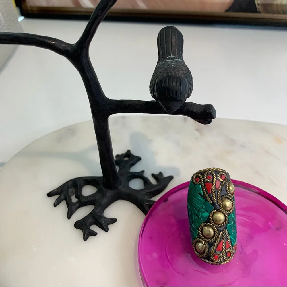 VINTAGE LARGE CHUNKY NEPALESE INLAY BRASS RING WTH GREEN RED MOSAIC INLAY